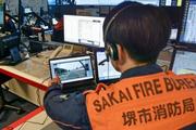 　堺市消防局の消防指令センターでドライブレコーダーの映像を確認する職員＝堺市（ＰＣ画面の個人情報にぼかしを入れています）
