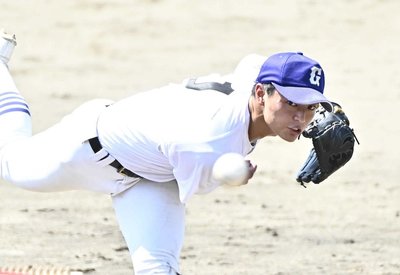 多治見工×県岐阜商＝４回表、力投する県岐阜商のエース柴田＝長良川