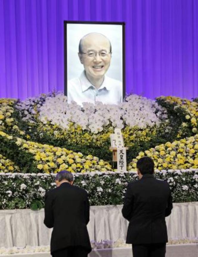 　杉田和博元官房副長官のお別れの会で手を合わせる参列者＝１日午前、東京都千代田区