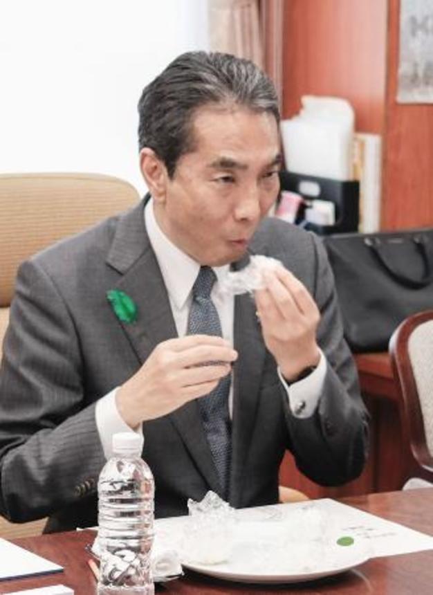 　政府備蓄米を試食する江藤農相＝２４日午後、農水省