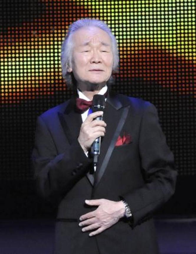 　第３７回歌謡祭で熱唱する菅原洋一さん＝２０１０年１０月、東京都内