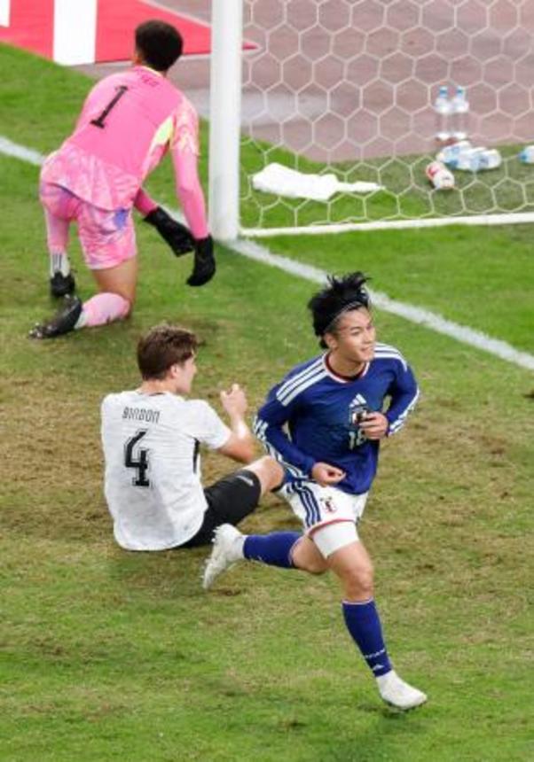 　日本―ニュージーランド　前半、先制ゴールを決め駆け出す上田＝ＭＵＦＧスタジアム