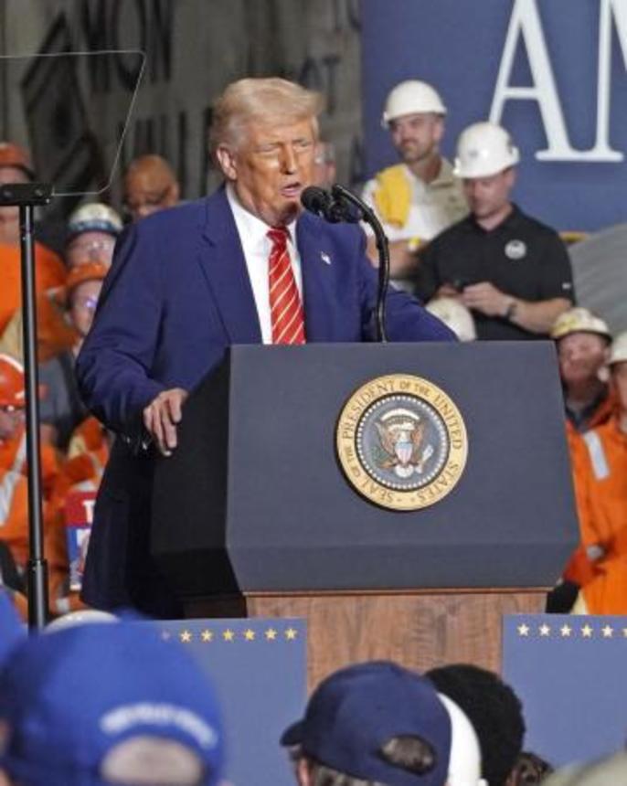 　米鉄鋼大手ＵＳスチールの工場で開かれた集会で演説するトランプ大統領＝５月、ペンシルベニア州（共同）