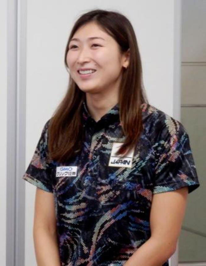 　世界選手権への出発前、取材に応じる池江璃花子＝２３日、羽田空港