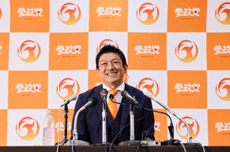 　メディアのインタビューに答える参政党の神谷代表＝２０日午後９時２３分、東京都新宿区