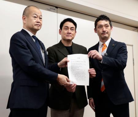 　立ち入り検査を求める要望書を北海道の担当者に提出したアルピニストの野口健さん（中央）＝２４日午後、道庁