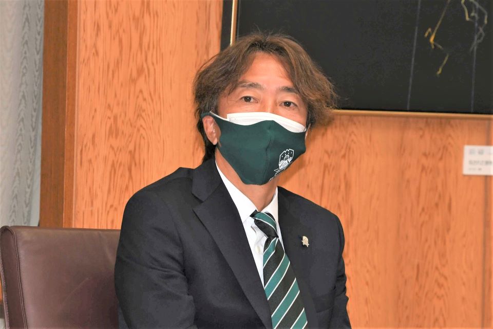 今季の抱負を語るＦＣ岐阜の三浦俊也監督＝県庁