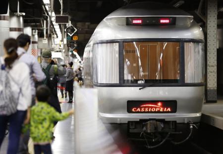 　ツアー専用列車として復活した寝台特急カシオペアの客車＝２０１６年６月、ＪＲ上野駅