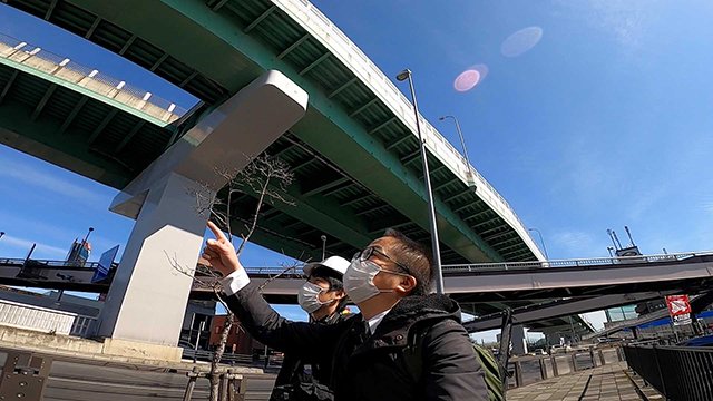 国道２２号「名岐バイパス」を歩く。見上げると名古屋高速＝名古屋市西区
