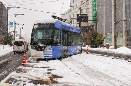 　脱線した「万葉線」の路面電車＝２４日午後、富山県高岡市