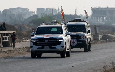 　遺体を運ぶ赤十字の車＝９日、ガザ地区デールバラハ（ロイター＝共同）