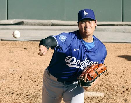 　ブルペンで投球練習するドジャース・大谷＝１８日、デンバー