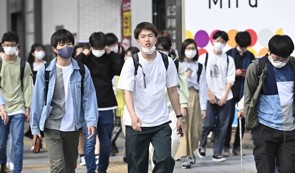 今季最高気温の夏日の中、半袖で歩く人の姿もみられた＝２０日午後３時、岐阜市神田町