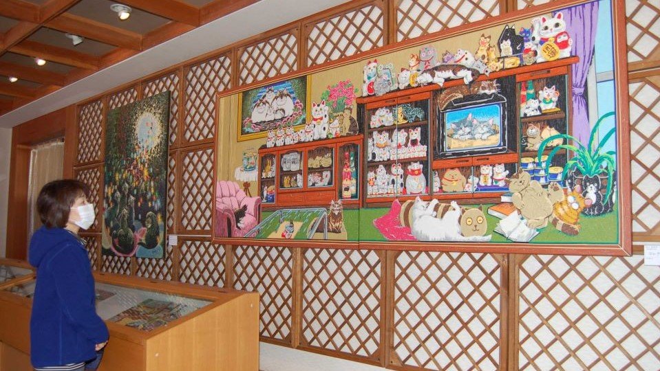 猫をモチーフにした作品が並ぶ井上あき子さんの貼り絵展＝飛騨市古川町、古川郷土民芸会館