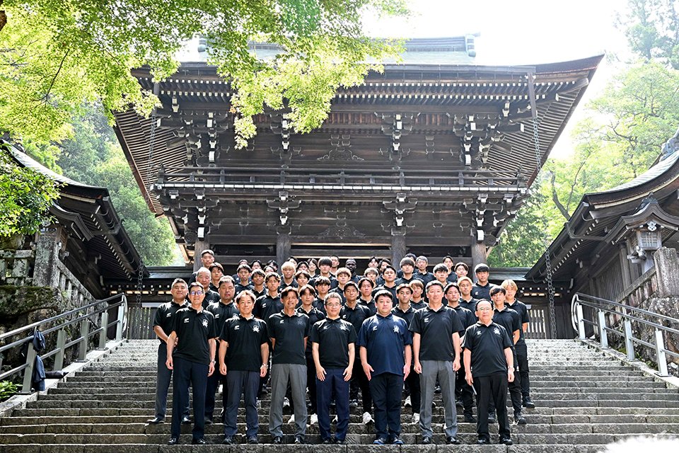 来季の必勝を祈願したＦＣ岐阜の石丸清隆監督や選手ら＝岐阜市伊奈波通、伊奈波神社