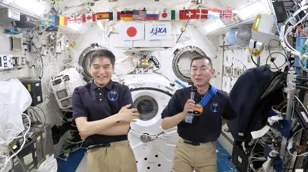 　国際宇宙ステーションから記者会見する大西卓哉飛行士（左）と油井亀美也飛行士＝４日（ＪＡＸＡの中継より）
