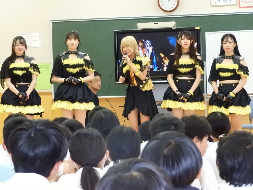 講演する「蜂蜜★皇帝」のメンバー＝岐阜市柳津町丸野、柳津小学校
