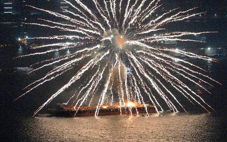 　横浜市で開かれていた花火大会で炎上する海上の台船＝４日夜