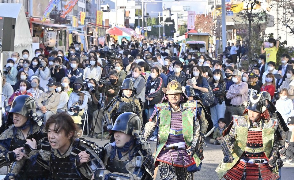 開幕したぎふ信長まつりで、迫真の時代劇に見入る観衆＝５日午後、岐阜市金町、金華橋通り
