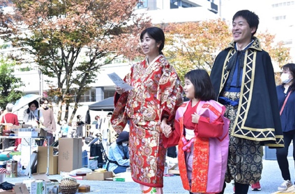 戦国時代の衣装に着替えて市街地を歩く参加者たち＝岐阜市内