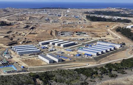 　自衛隊基地の建設が進められている鹿児島県西之表市の馬毛島＝１月（ドローンから）