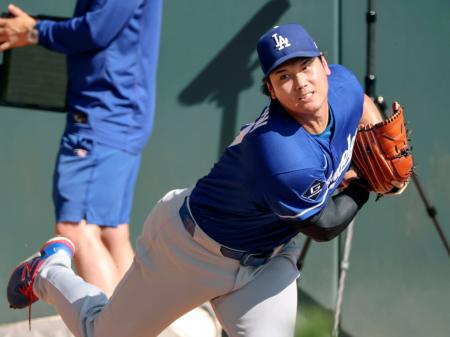 　ブルペンで投球練習するドジャース・大谷＝デンバー（共同）