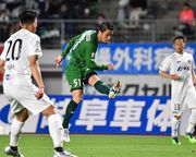 ＦＣ岐阜×相模原＝前半８分、左足を振り抜き、先制ゴールを決めるＦＣ岐阜のＭＦ石津＝長良川競技場