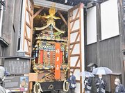 雨の中、蔵から姿を見せた祭り屋台＝１４日午前８時４３分、岐阜県高山市上三之町、恵比須台