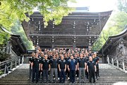 来季の必勝を祈願したＦＣ岐阜の石丸清隆監督や選手ら＝岐阜市伊奈波通、伊奈波神社