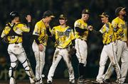 　ＤｅＮＡに勝利し、タッチを交わす阪神ナイン＝甲子園