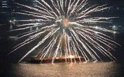 　横浜市で開かれていた花火大会で炎上する海上の台船＝４日夜