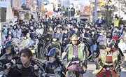 開幕したぎふ信長まつりで、迫真の時代劇に見入る観衆＝５日午後、岐阜市金町、金華橋通り