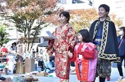 戦国時代の衣装に着替えて市街地を歩く参加者たち＝岐阜市内