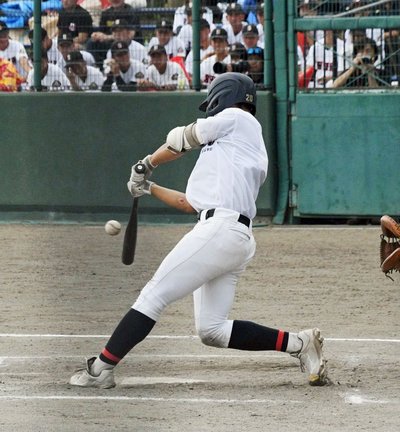 4回裏中京無死満塁、森田凜斗が走者一掃の右中間三塁打を放つ