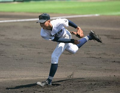 中京×井原＝力投する中京の先発・清水楓＝明石トーカロ球場