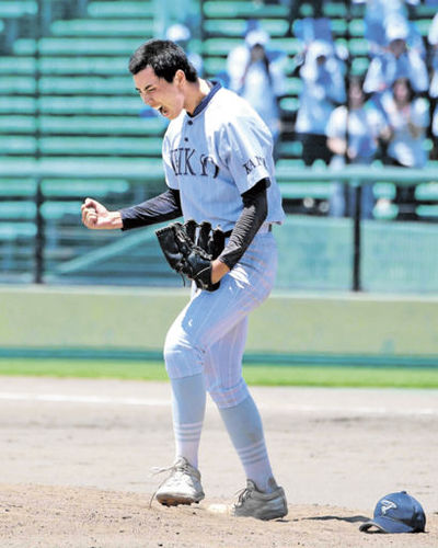 帝京大可児×岐阜第一＝最後の打者を三振に抑え、雄たけびを上げる帝京大可児の富田＝長良川（撮影・坂井萌香）