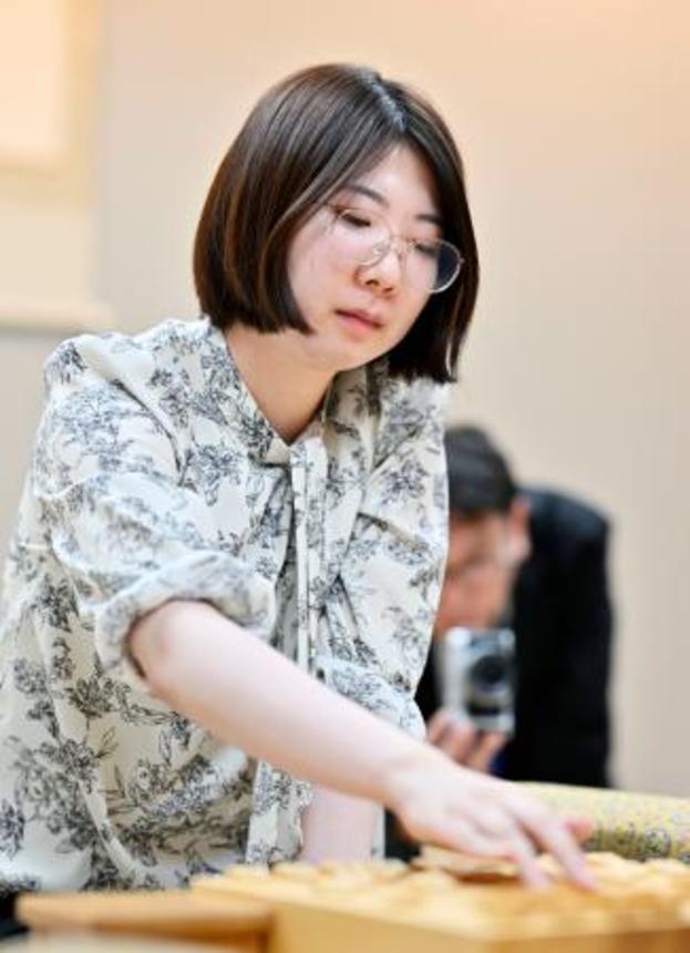 　将棋の第４７期霧島酒造杯女流王将戦３番勝負の第２局で、中七海女流三段を破った西山朋佳女流王将＝１４日午後、東京都渋谷区の将棋会館