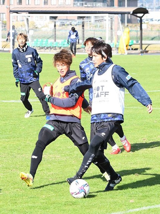 熊本戦に向けて調整する柏木（右端）らＦＣ岐阜の選手たち＝１日、岐阜市北西部運動公園