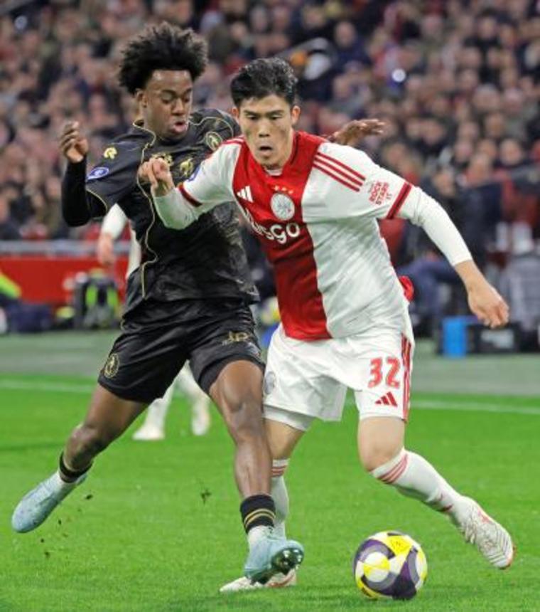 　スパルタ戦で競り合うアヤックスの冨安（右）＝アムステルダム（共同）