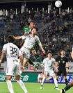 ＦＣ岐阜×八戸＝前半、ヘディングシュートを放つＦＣ岐阜のＤＦヘニキ＝長良川競技場