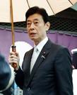　靖国神社の参拝を終え、取材に応じる自民党の西村元経産相＝２３日午前、東京・九段北