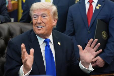 　４月３０日、ワシントンのホワイトハウスで記者団に話すトランプ米大統領（ＡＰ＝共同）