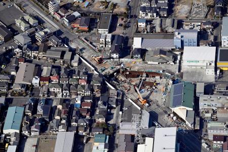 　埼玉県八潮市の県道陥没事故現場。２８日で発生から１年となる＝２５日午後０時３４分（共同通信社ヘリから）