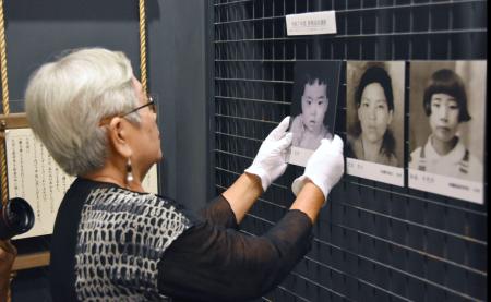 　遺影を掲示する又吉郁枝さん＝１９日午後、那覇市の対馬丸記念館