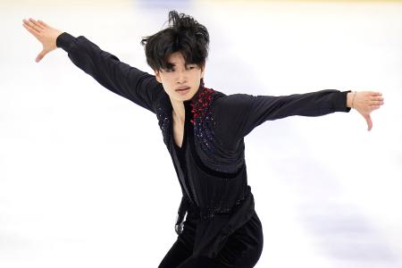 　男子フリー　演技する吉岡希＝山新スイミングアリーナ