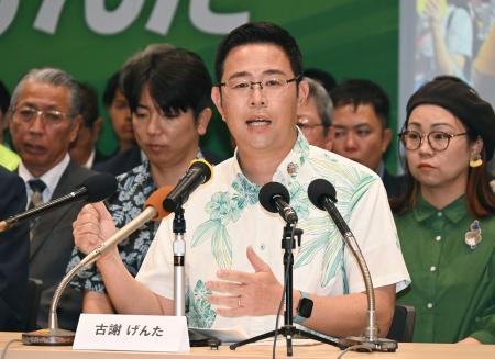 　沖縄県知事選に正式に出馬表明した古謝玄太氏＝２３日午後、那覇市