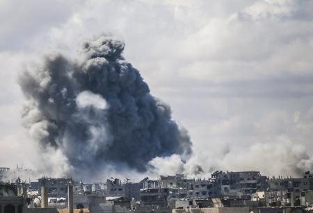 　イスラエル軍によるパレスチナ自治区ガザへの空爆後、立ち上る煙＝４日（ゲッティ＝共同）