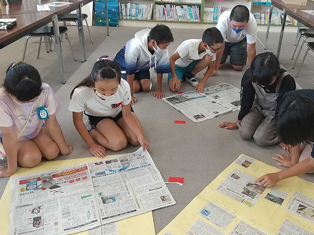 朝の活動で、新聞記事を選ぶ図書委員の児童ら＝山県市大森、伊自良南小学校
