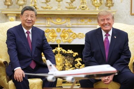 　ワシントンのホワイトハウスで会談するトランプ米大統領（右）と中国の習近平国家主席＝２４日（ＡＰ＝共同）