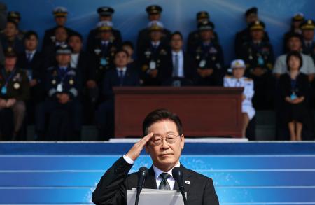 　「国軍の日」の式典で敬礼する韓国の李在明大統領＝１０月１日、韓国中部忠清南道（聯合＝共同）